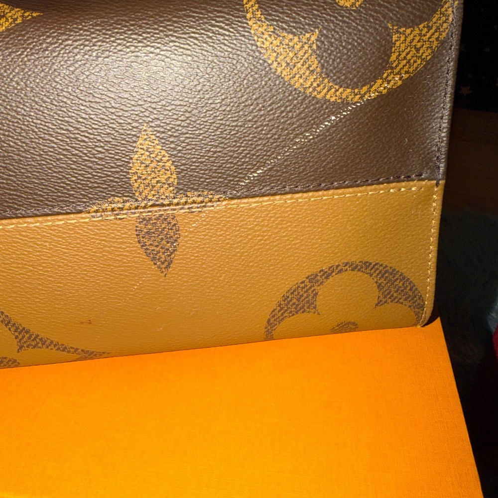 Louis Vuitton On the Go MM Monogram Tote - Picture 11 of 12